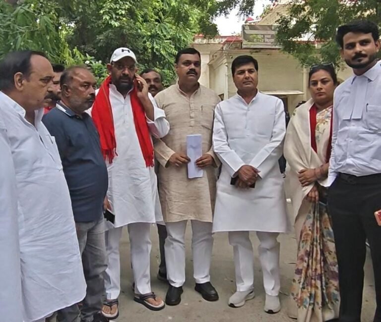 मुज़फ़्फ़रनगर में महावीर चौक हंगामा: एसएसपी से मिले सपाई: कहा-माहौल बिगाड़ने वाले को बचाया जा रहा