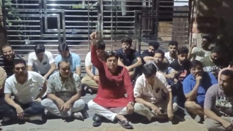 मुज़फ़्फ़रनगर में डॉ. संजीव बालियान के आवास पर देर रात धरना,पीड़ित का आरोप-सुरक्षाकर्मियों ने की मारपीट,गाड़ी में तोड़फोड़