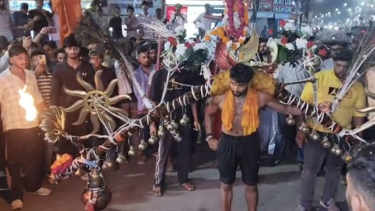 योगी को प्रधानमंत्री बनाने की कामना के साथ शेषनाग वाली अनोखी कांवड लेकर आया शिवभक्त, शिव चौक पर बनी आकर्षण का केंद्र