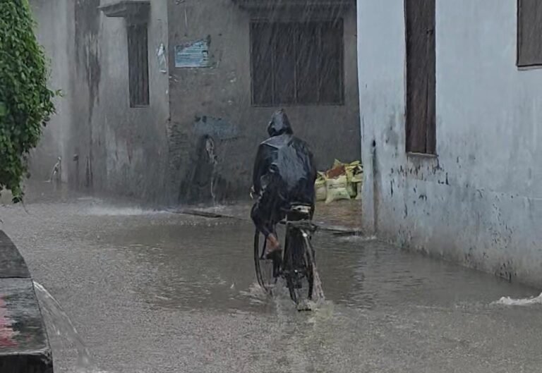 मुज़फ़्फ़रनगर में बारिश का डबल अटैक, गर्मी-उमस हुई छूमंतर: रातभर रुक-रुककर बरसने के बाद मंगलवार सुबह मूसलाधार बारिश