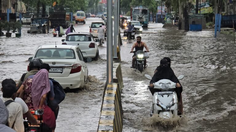 बारिश में डूबा मुज़फ़्फ़रनगर का कांवड़ मार्ग, रुड़की रोड बनी तालाब; PWD की तैयारियों पर उठे सवाल