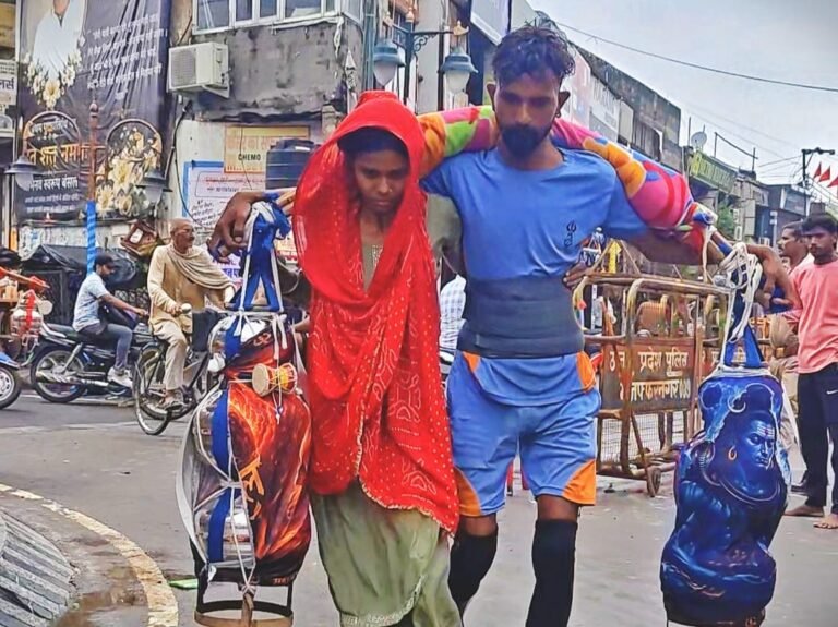 मुज़फ़्फ़रनगर में दो कंधे… एक कांवड़… और एक आस्था: पति-पत्नी ने साथ उठाई कांवड़, कदम-कदम पर निभाया जीवनसाथी का वचन