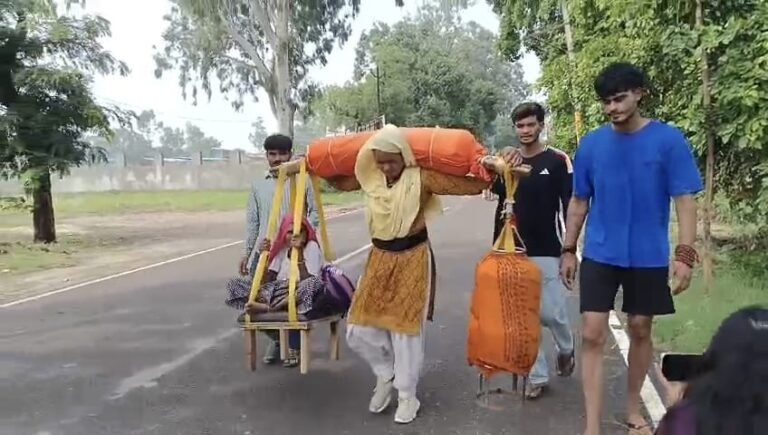 90 वर्षीय सास को कांवड़ में बैठाकर कांवड़ यात्रा कर रही हरियाणवी सिंगर काजल चौधरी, मां-बेटे बारी-बारी से उठा रहे कांवड़