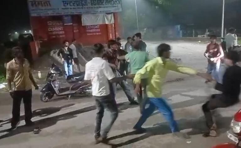 मुजफ्फरनगर में बीच सड़क ‘महाभारत’: लाठी, बेल्ट और डंडों से एक–दूसरे पर बरसे युवक, महिलाओं ने छुड़ाने की कोशिश भी की, 6 का चालान