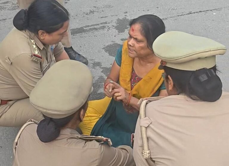 मुजफ्फरनगर में महिला का हाईवोल्टेज ड्रामा: मीनाक्षी चौक पर बीच सड़क धरने पर बैठी, पुलिस को छुड़ाए पसीने