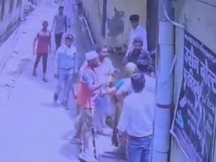 मुजफ्फरनगर में कनेक्शन काटने पहुंचे बिजलीकर्मी से मारपीट: CCTV में कैद हुई पूरी घटना