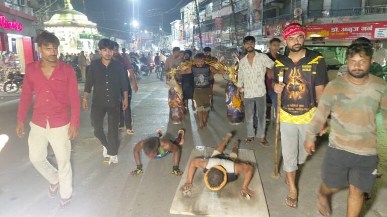 मुजफ्फरनगर के शिव चौक पहुंची तीन दोस्तों की अनोखी कांवड: एक दंडवत, दूसरा सपाटे… तीसरे के कंधे पर 101 लीटर गंगाजल