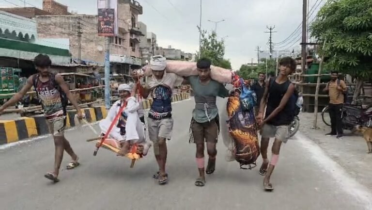 कंधों पर दादा और 51 लीटर गंगाजल लेकर मुजफ्फरनगर पहुंचे 4 पौते: सेवा और संस्कार की अनोखी मिसाल बनी यात्रा
