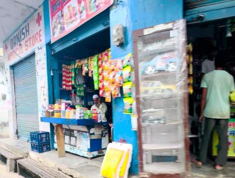 मुजफ्फरनगर के पुरकाजी में साप्ताहिक बंदी बेअसर, गुरुवार को खुलेआम खुलीं दुकानें: DM के सख्त आदेश के बावजूद साप्ताहिक बंदी बनी मज़ाक