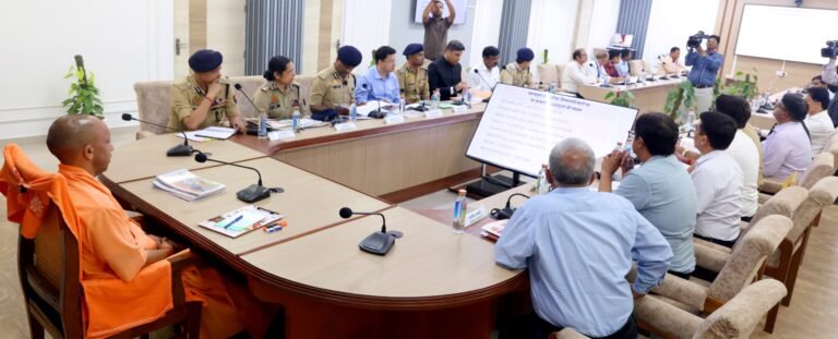 गाजियाबाद में सीएम योगी की बैठक: कांवड़ मार्ग पर मांस-शराब की दुकानें रहेंगी बंद, अफवाह फैलाने वालों पर होगी कार्रवाई