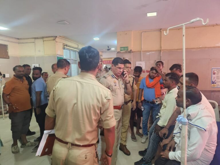 वाराणसी में काशी विश्वनाथ मंदिर पर हड़कंप: पीएसी जवान की कार्बाइन जमीन पर गिरने से हुई मिसफायरिंग, छर्रे लगने से तीन दुकानदार घायल