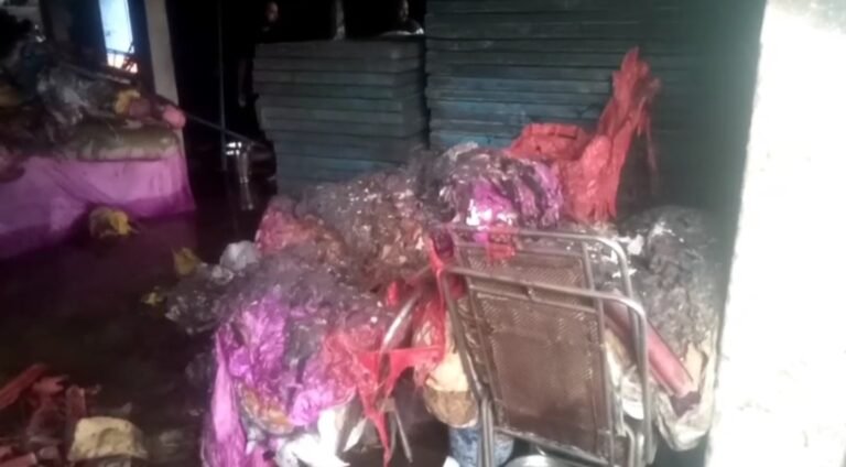 अमेठी में टेंट हाउस के गोदाम में भीषण आग, लाखों का सामान जलकर राख, शॉर्ट सर्किट की आशंका
