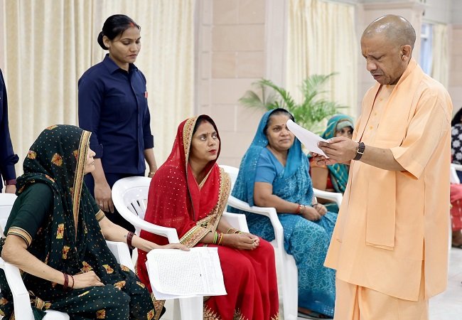 लखनऊ में जनता दर्शन में सीएम योगी ने सुनीं समस्याएं, बोले- ‘नर सेवा ही नारायण सेवा’,जमीन पर अवैध कब्जा करने वाले दबंगों को दी चेतावनी
