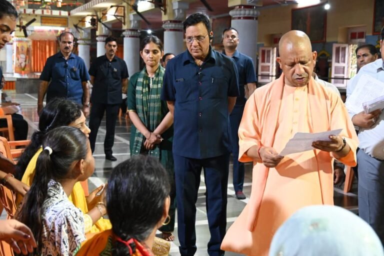 ‘घबराइए मत, हर समस्या का समाधान होगा’- खराब मौसम के बीच गोरखनाथ मंदिर में लगा सीएम योगी का जनता दर्शन, सुनी 250 लोगों की फरियाद