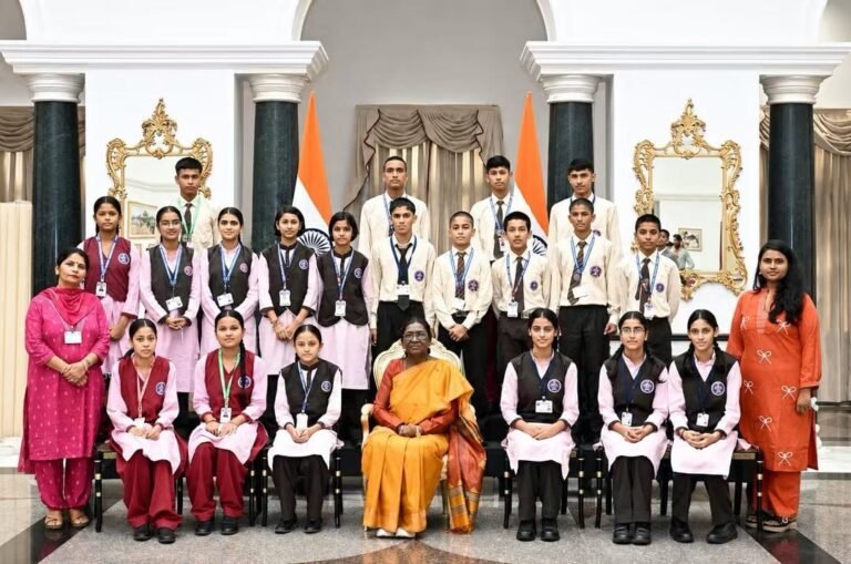 देहरादून के छात्रों ने राष्ट्रपति द्रौपदी मुर्मु से की मुलाकात, दिल्ली शैक्षणिक भ्रमण बना यादगार