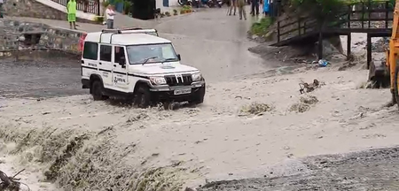 उत्तराखंड में बारिश का कहर: देहरादून के सभी स्कूल बंद, सीएम धामी ने जारी किया हाई अलर्ट