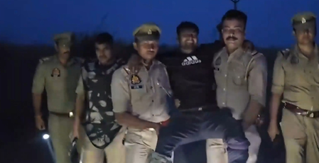 कानपुर में पुलिस मुठभेड़ में दो गोलियां लगने से बदमाश घायल, गिरफ्तार, भागते समय बाइक फिसली तो पुलिस पर झोंका फायर