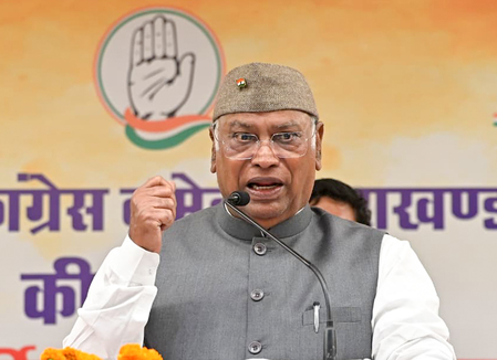 हल्द्वानी में कांग्रेस रैली के बाद शुद्धिकरण पर भड़के खड़गे, बोले धर्म के नाम पर हो रही राजनीति