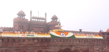 स्वतंत्रता दिवस 2026: लालकिले पर पहली बार ‘वंदे मातरम’ का सामूहिक गायन, हेलीकॉप्टर ने झंडा लेकर भरी आसमान में उड़ान