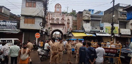 सीतापुर में कांग्रेस कार्यालय पर चला प्रशासन का चाबुक: खाली कराकर कब्जा लिया, हाईकोर्ट से नहीं मिली राहत