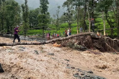 जम्मू-कश्मीर में भारी बारिश का कहर, शोपियां में बादल फटा, कई घर और पशुशालाएं जलमग्न,4 अगस्त तक बारिश का अलर्ट