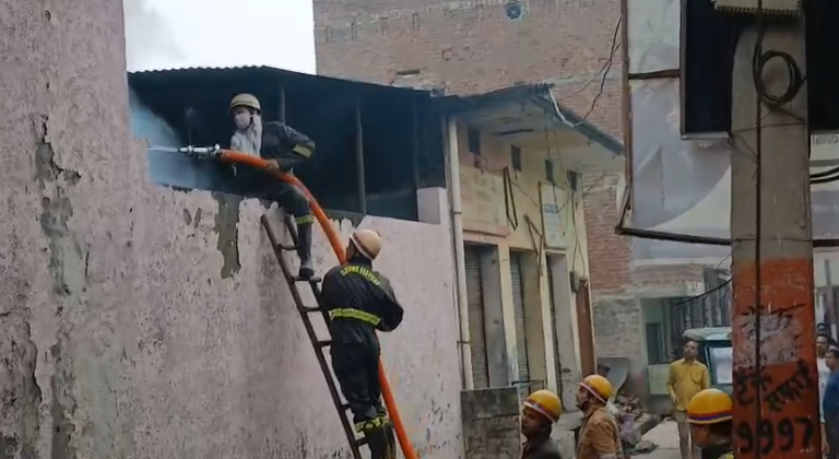 शामली में इलेक्ट्रॉनिक स्कूटी शोरूम में भीषण आग, 60 से 70 स्कूटियां जलकर राख