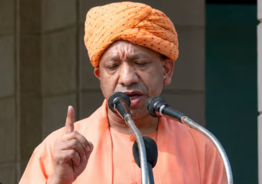 मुख्यमंत्री योगी ने किया ध्वजारोहण, बोले- ‘यूपी अब उत्सव का प्रदेश, सुशासन मॉडल के रूप में बना रहा पहचान’