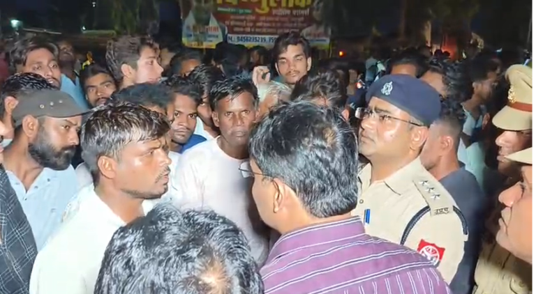 शादी के 4 महीने बाद ही उजड़ा सुहाग: मुजफ्फरनगर में स्ट्रीट लाइट लगाते वक्त युवक की मौत,परिजनों का हंगामा, सीओ बोले-‘परिजन शांत