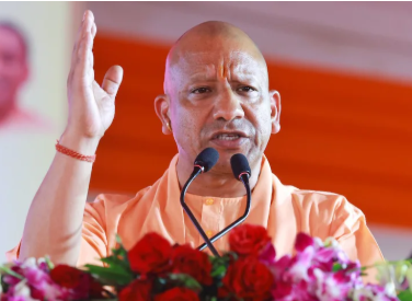 बुजुर्ग महिलाओं को मुफ्त सफर का तोहफा, योगी बोले बेटियां अब डरेंगी नहीं, सपने देखेंगी और रात में भी सुरक्षित लौटेंगी