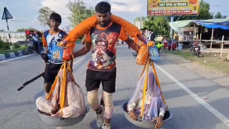 मां और चाची को कंधों पर उठाकर निकला शिवभक्त: मुज़फ़्फ़रनगर में अनोखी ‘श्रवण कांवड़’ बनी आस्था और सेवा की मिसाल, 8 साल बाद फिर दोहराई अनोखी श्रवण कांवड़ यात्रा