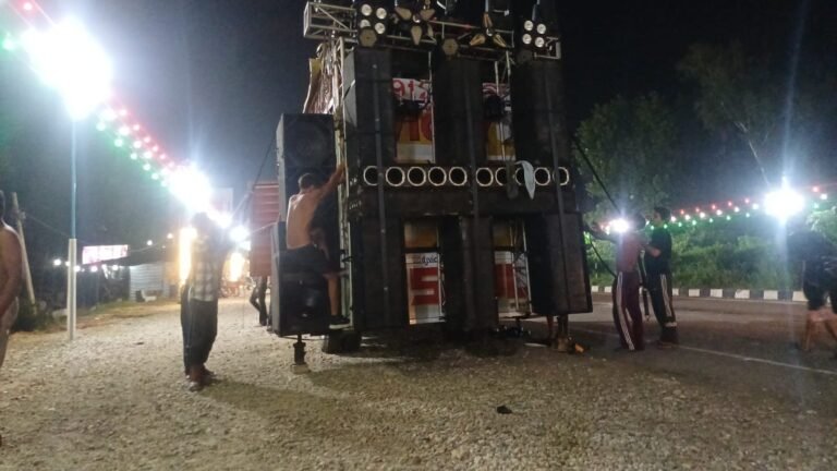 कांवड़ यात्रा में ‘ऑवर हाइट DJ’ पर पुलिस का एक्शन: मानक से अधिक ऊंचाई-चौड़ाई वाले DJ रोका, सामान उतरवाने के बाद ही मिली आगे बढ़ने की अनुमति