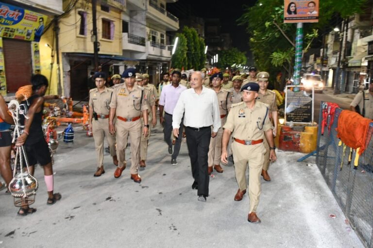 ADG का कांवड़ मार्ग निरीक्षण, शिवभक्तों पर की पुष्पवर्षा: शिव चौक से मदीना चौक तक पैदल गश्त, रामपुर तिराहा अस्थायी थाने का भी लिया जायज़ा