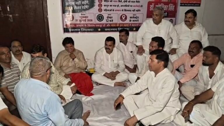 रात में मोनिका सिंह के अनशन स्थल पर पहुंचे सपा सांसद : तीन दिन से चल रही है भूख हड़ताल, बोले, ‘प्रशासन चाहता तो मामला पहले दिन ही सुलझ जाता’