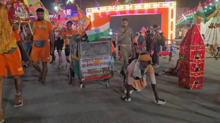 घुटनों के बल रेंगते हुए 2400 KM की शिव कांवड़ यात्रा: 65 वर्षीय शिवभक्त की तपस्या देख हर कोई हैरान, धीरे–धीरे मंज़िल की तरफ़ बढ़ रहे मेरठ के हरपाल नाथ