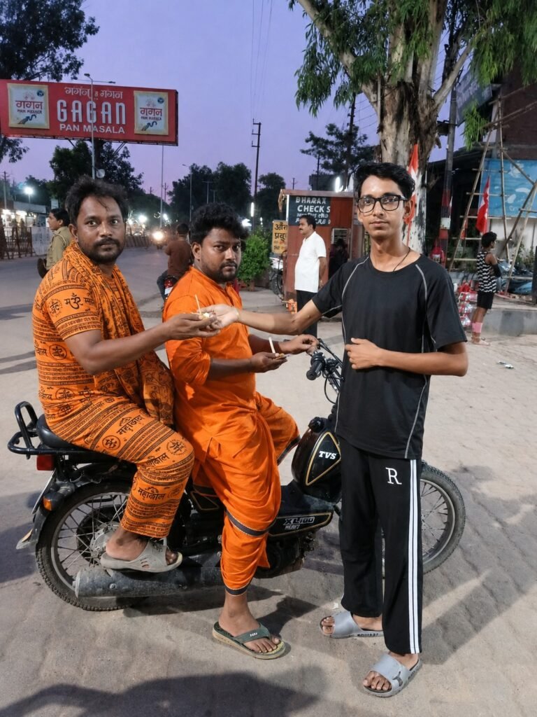 मुजफ्फरनगर में रुड़की रोड पर शिवभक्तों की सेवा, किरण समाज उत्थान सेवा समिति ने बांटा हलवे का प्रसाद