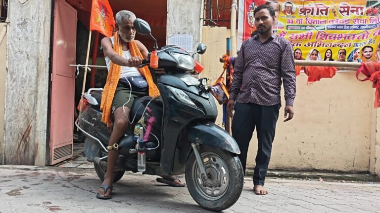 ऑक्सीजन के दो सिलेंडर साथ लेकर कांवड़ यात्रा पर निकले 60 वर्षीय परशुराम: बोले- सांसें बीमारी के भरोसे, आस्था भोलेनाथ के भरोसे
