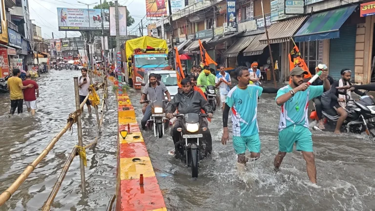 मुज़फ़्फ़रनगर में फिर बदला मौसम, मूसलाधार बारिश शुरू: लोगों को मिली उमस भरी गर्मी से राहत; कांवड़ियों ने लगाए हर-हर महादेव के जयकारे