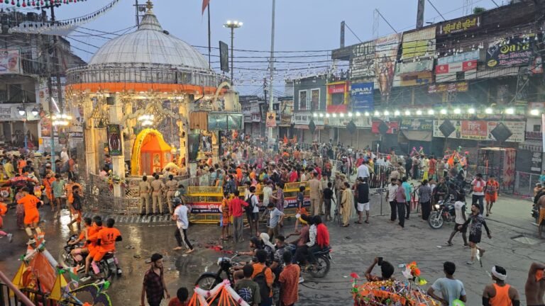 “बम-बम भोले के जयकारों से गूंजा मुजफ्फरनगर,शिव चौक पर जलाभिषेक के लिए लगीं लंबी कतारें, पुलिस और प्रशासन अलर्ट
