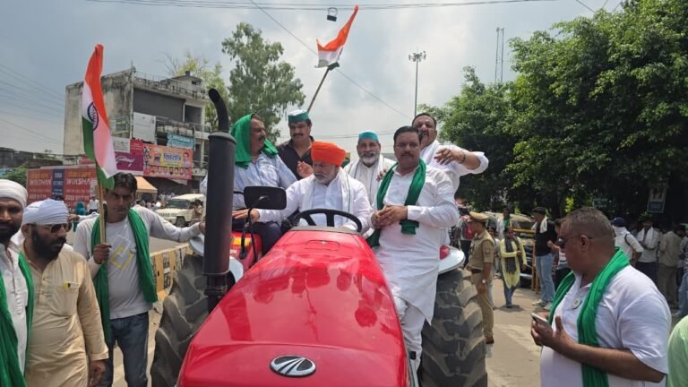 मुज़फ़्फ़रनगर में भारतीय किसान यूनियन की जबरदस्त ट्रैक्टर तिरंगा यात्रा: राकेश टिकैत बोले, ‘कौन रोकेगा ट्रैक्टर’? सैकड़ों ट्रैक्टरों के साथ शहर में निकली यात्रा