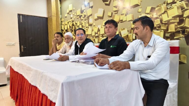 बंजर जमीन के गाटा नंबर बदलने और अधिकारियों पर आरोप: भूमाफियाओं से मिलीभगत और गलत पैमाइश का आरोप; प्रेस कॉन्फ्रेंस कर शिकायतकर्ता ने खोला मोर्चा