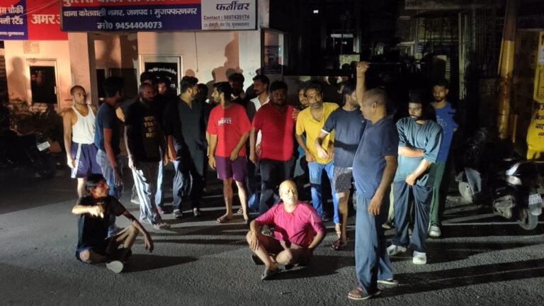 मुज़फ़्फ़रनगर में आधी रात बिजली कटौती पर भड़का गुस्सा: बिजलीघर के बाहर सड़क पर बैठे लोग