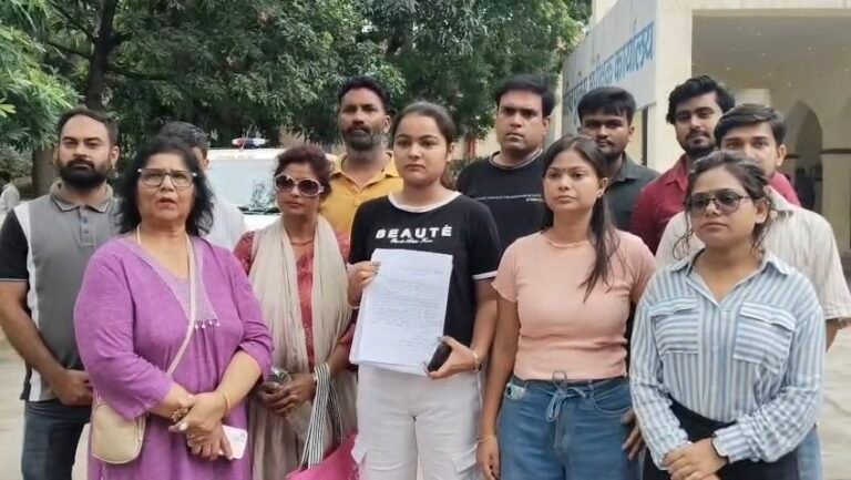 कुत्ते को बेरहमी से पीटा और फेंक दिया, नई मंडी में महिला के खिलाफ थाने पहुंची डॉग लवर,वीडियो सौंपा,पुलिस जांच में जुटी