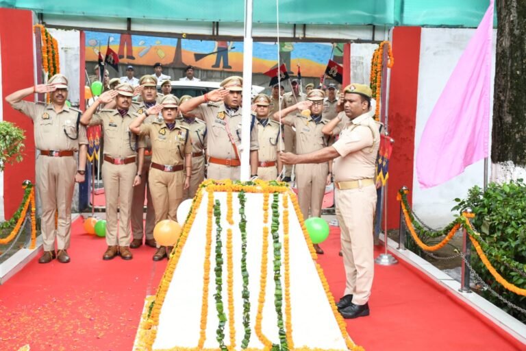 मुज़फ़्फ़रनगर पुलिस ने स्वतंत्रता दिवस पर शान से फहराया तिरंगा: SSP ने दिलाई कर्तव्य की शपथ; सराहनीय पुलिसकर्मी हुए सम्मानित