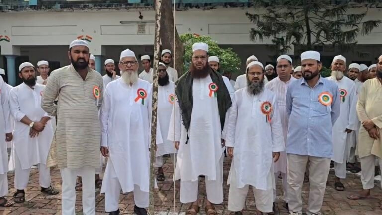 मुजफ्फरनगर के मदरसे में गूंजा देशभक्ति का संदेश: हाथों में तिरंगा लेकर बच्चों ने मनाया स्वतंत्रता दिवस, उलमाओं ने बच्चों को आजादी के संघर्ष, राष्ट्रीय एकता और जिम्मेदार नागरिक बनने का संदेश दिया