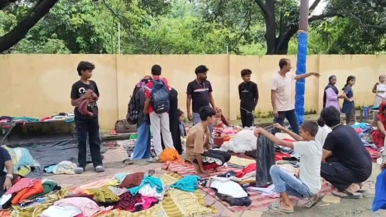 मुज़फ़्फ़रनगर में मंगल बाज़ार के दुकानदारों की ‘उम्मीदों पर फिरा पानी’: कांवड़ यात्रा में महीने भर बंद रहा पैठ बाजार, आज दुकानें लगाने पहुंचे तो जलमग्न मिला ग्राउंड