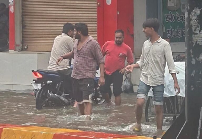 मूसलाधार बारिश से पानी-पानी हुआ पूरा मुजफ्फरनगर शहर: शिव चौक समेत प्रमुख सड़कें बनीं तालाब, कई बाइक बंद, मीनाक्षी चौक से नावल्टी चौक तक भारी जलभराव