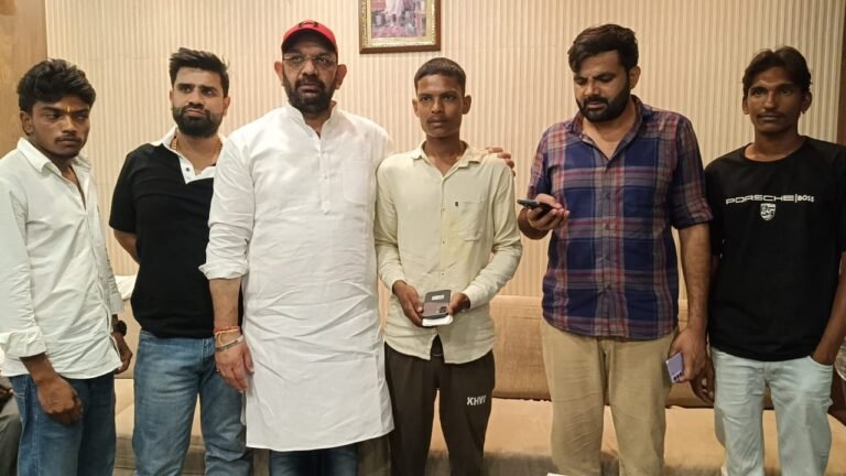 मुजफ्फरनगर में बारिश में मोबाइल डूबने से रो पड़ा था विशाल, विधायक पंकज मलिक ने दिया नया फोन