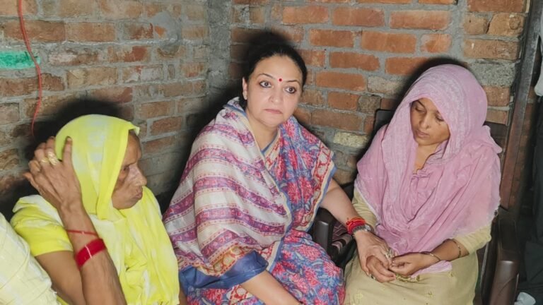 मुजफ्फरनगर रेप कांड: पीड़ित परिवार से मिल भावुक हुईं BJP नेता ममता अग्रवाल, न्याय का दिया भरोसा