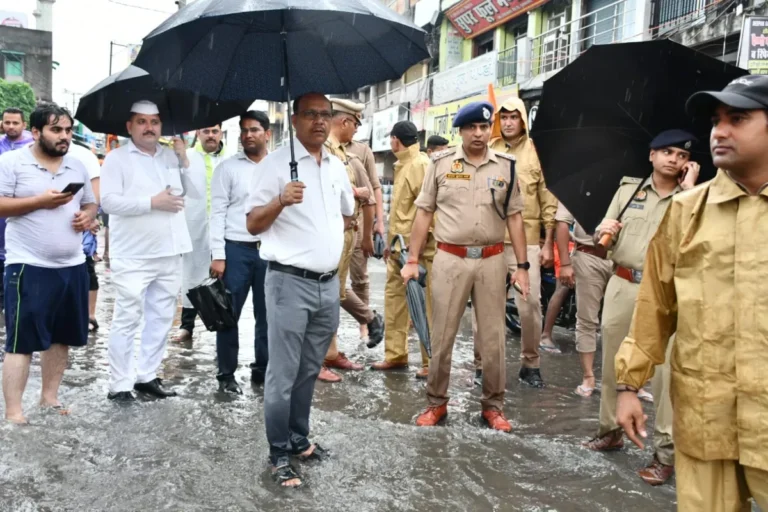 एक घंटे की बारिश में मुज़फ़्फ़रनगर बेहाल, कांवड़ मार्ग बना ‘दरिया’: पानी में उतरे DM-SSP